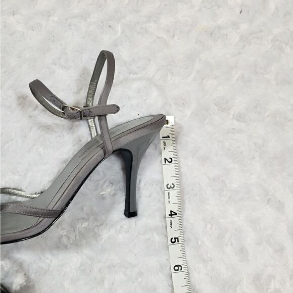 Enzo Angiolini size 7.5 Eanixie Silver Grey Ruffle Strap Pumps - Picture 5 of 9